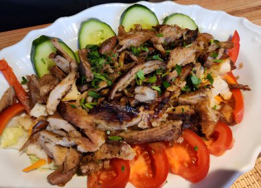 Sebze ve soslu ızgara tavuk.