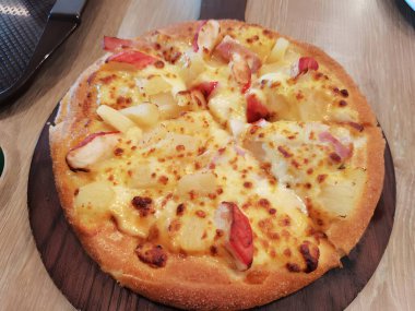 Salamlı ve peynirli pizza.