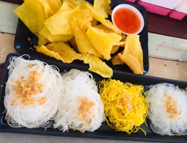 Soslu ve sebzeli kızarmış hamur köftesi.