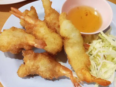 Soslu kızarmış karides.