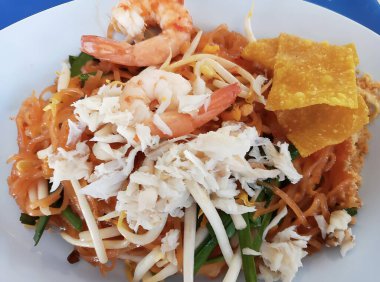 Tayland yemeği, deniz ürünleri ve sebzeli kızarmış karides.