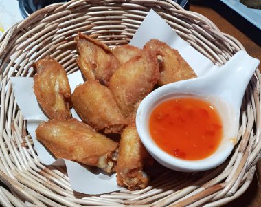 Sos ve ketçaplı kızarmış tavuk kanadı.