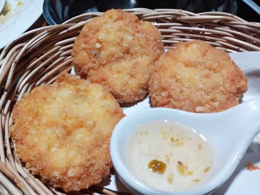 Soslu kızarmış tavuk.