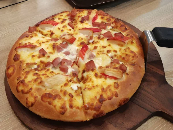 Pizza Com Queijo Tomate — Fotografia de Stock