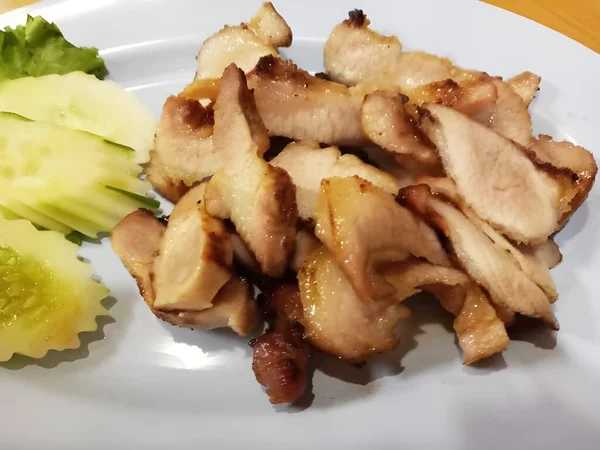 白皿で焼いた豚肉 — ストック写真