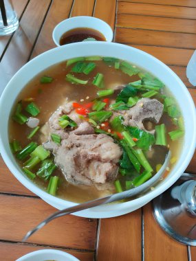 sebze ve baharatlı tavuk çorbası.