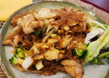 Domuz eti ve sebzeli kızarmış tavuk.