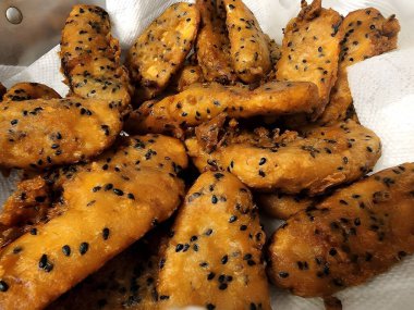 Ev yapımı susamlı gevrek muz.