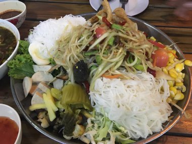 Lezzetli Asya yemeklerinin yakın görüntüsü