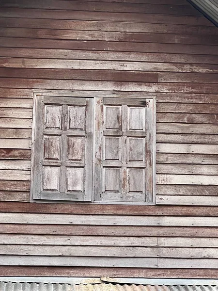 Stare Drewniane Drzwi Oknem — Zdjęcie stockowe