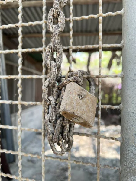 フェンスの古い錆びた金属製の鎖 — ストック写真
