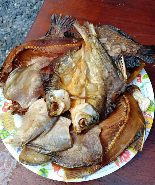 Tabakta kızartılmış tuzlanmış balık.