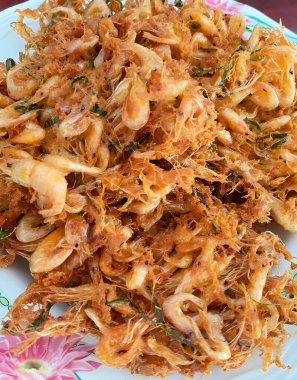 Sarımsaklı ve baharatlı kızarmış karides.