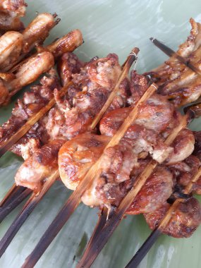 Baharatlı ve sebzeli ızgara tavuk pirzolası