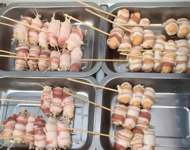 Izgarada kızarmış tavuk eti.