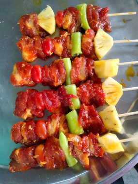 Sebze ve soslu ızgara et.