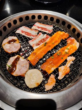 Sos ve sebzeli ızgara somon bifteği.