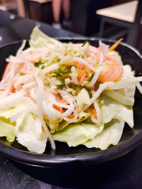 Karides, sebze ve peynirli salata.