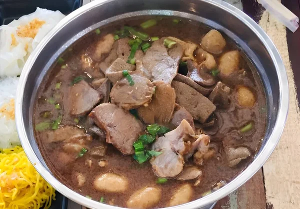 Thai Mat Fläsk Stuvning Med Kyckling Ris Och Grönsaker Nudelsoppa — Stockfoto