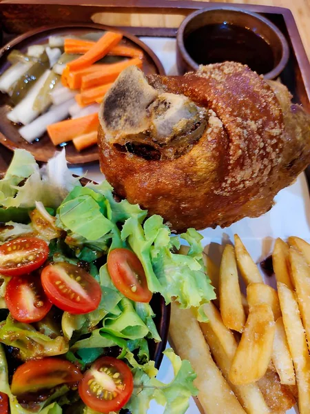 Grillad Kyckling Med Grönsaker Och Sås — Stockfoto