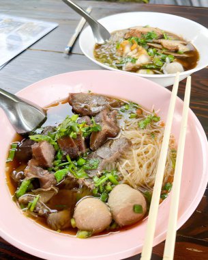 Domuz etli eriştenin mutfak fotoğrafı.