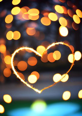 Arka planda Noel ışıkları var..