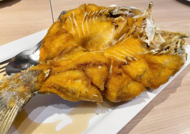 Limon ve soslu kızarmış balık.