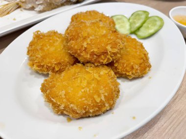 Soslu kızarmış tavuk ve yeşil pirinç.