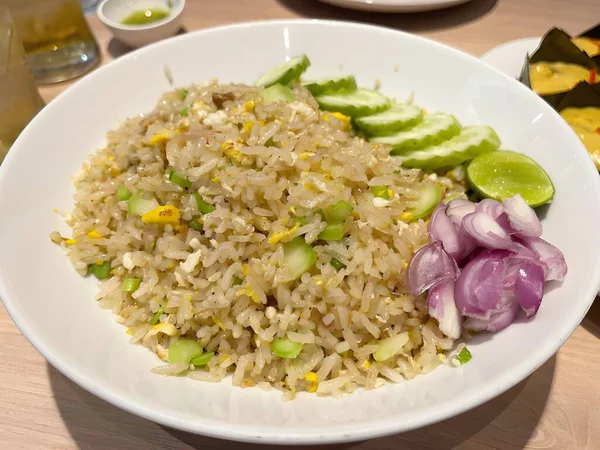 米饭配炸鸡和蔬菜 — 图库照片