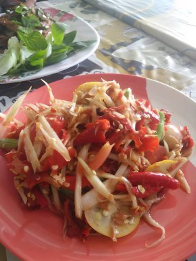 Masadaki papaya salatasını kapat.