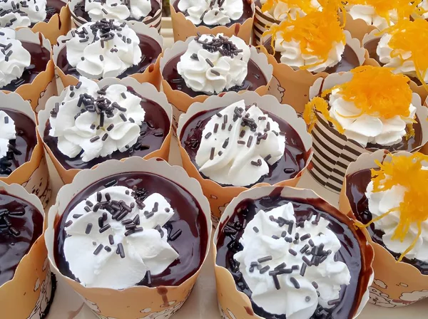 Pastel Chocolate Con Crema Huevo Batido — Foto de Stock
