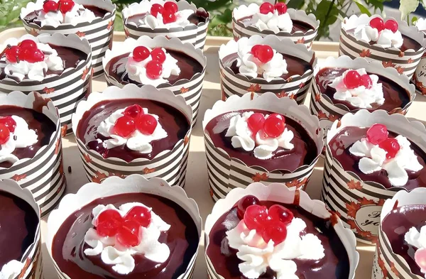 Cupcakes Chocolate Con Crema Fresas — Foto de Stock