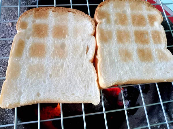 プレートの上に焼きたてのパンのクローズアップショット — ストック写真