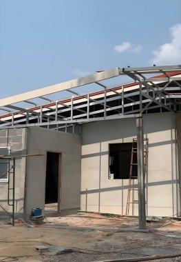 İnşaat iskelesi ve inşaatı olan bir inşaat alanı