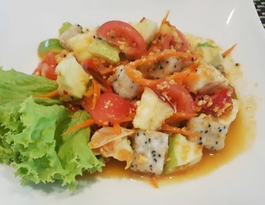 domatesli salata ve ejderha meyvesi