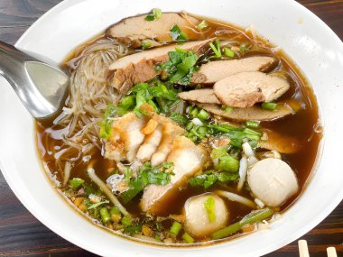 Tavuklu domuz yahnisi ve erişte çorbası.