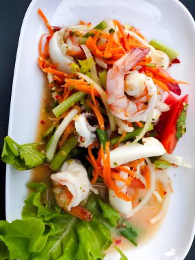 Karides, papaya ve baharatlı soslu taze salata.