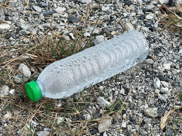 Пластикова Пляшка Водою Землі — стокове фото