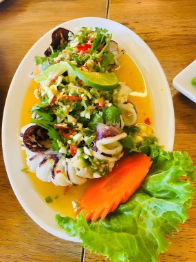 Kalamar, domates ve marullu salata.