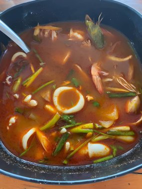 Deniz mahsullü bir çorbanın mutfak fotoğrafı.