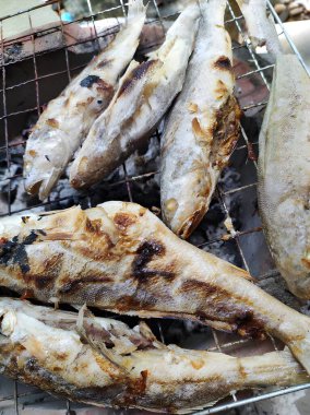 Izgarada kızarmış balık.