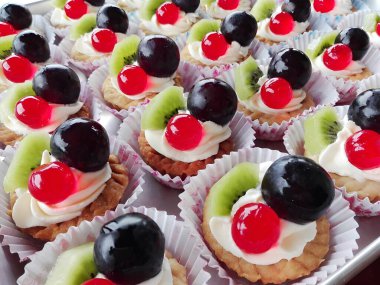 Meyve ve meyveli lezzetli ve renkli kekler.