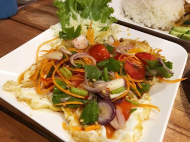 Yumurta, domates ve sebzeli kızarmış tavuk.