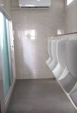 Beyaz duvarlı modern banyo. 