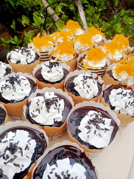 Muitos Cupcakes Coloridos Pequenos Diferentes Com Decorações Uma Pastelaria — Fotografia de Stock