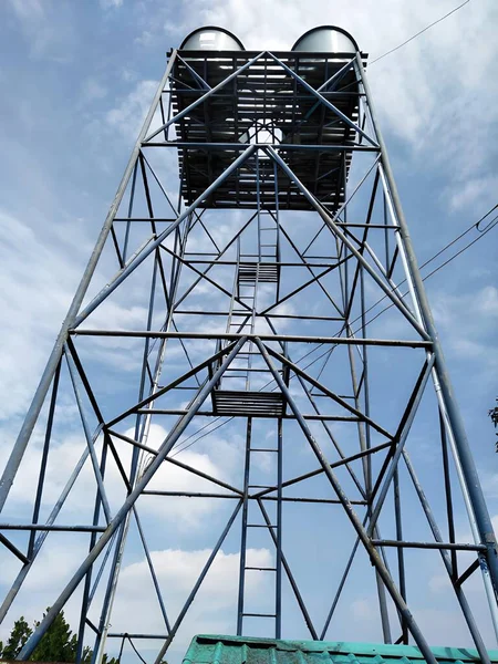 Башня Воды Голубое Небо — стоковое фото