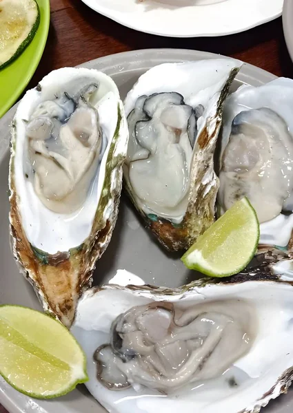 Mavi tabakta taze istiridye.