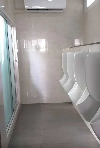 Interior Banheiro Moderno Com Paredes Brancas — Fotografia de Stock