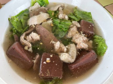 Domuz bağırsağı ve kanlı reçelli çorba kasesi.