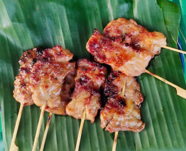 Izgarada ızgara tavuk kanadı.